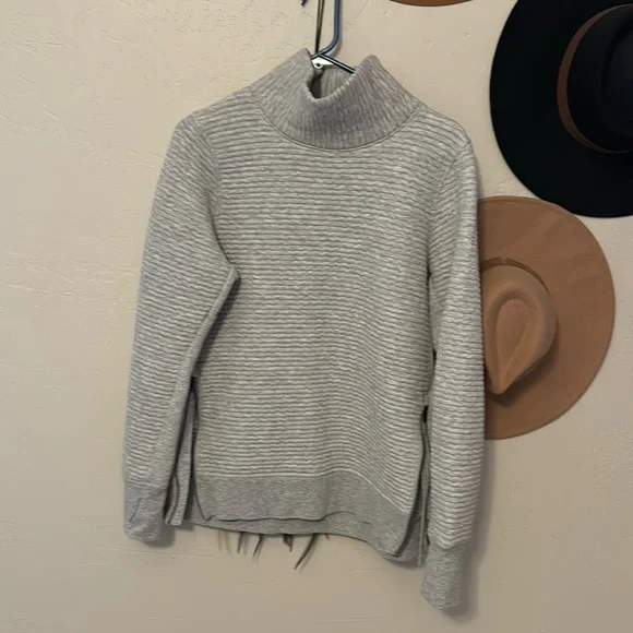 basic pullover - Picture 1 of 4